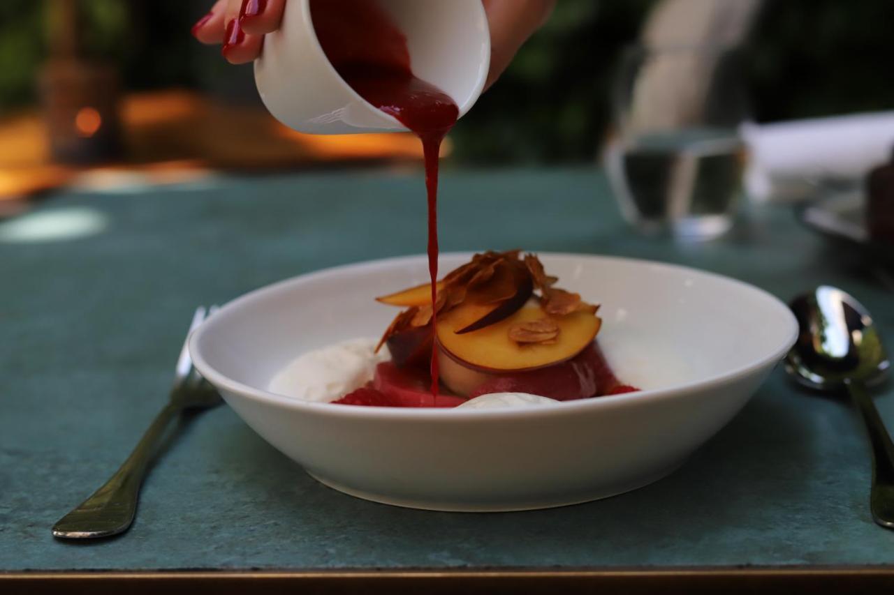 Maison Breguet Париж Экстерьер фото A dessert being drizzled with a sauce