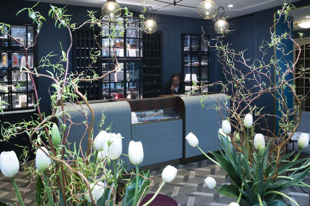 Maison Breguet Париж Экстерьер фото Reception desk at the library