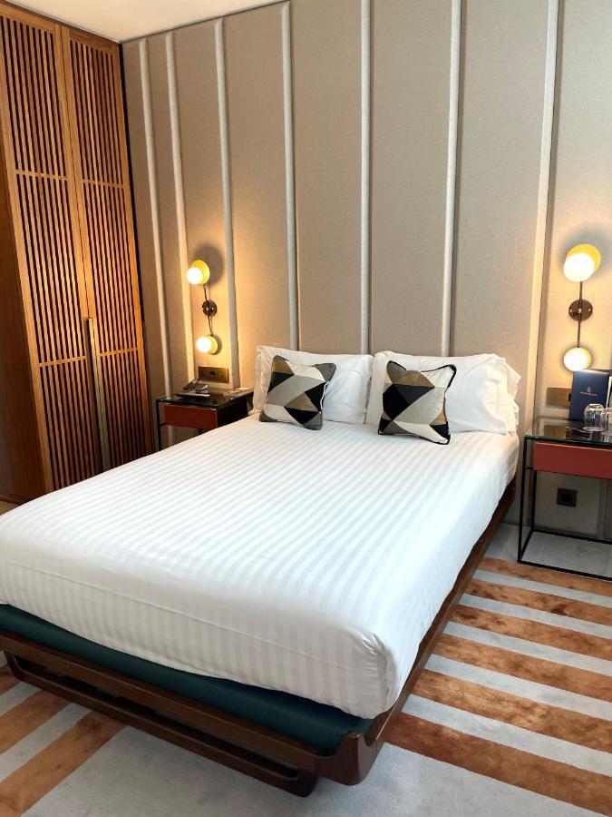 Maison Breguet Париж Экстерьер фото A bed in a hotel room